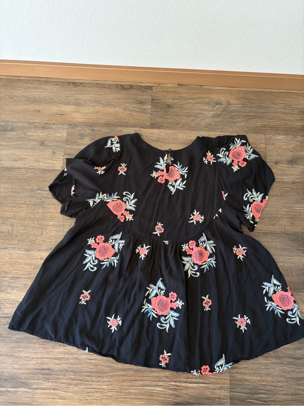 Women’s Roolee Black Babydoll Floral Embroidered Boho Spring Top Size Small - Picture 8 of 9